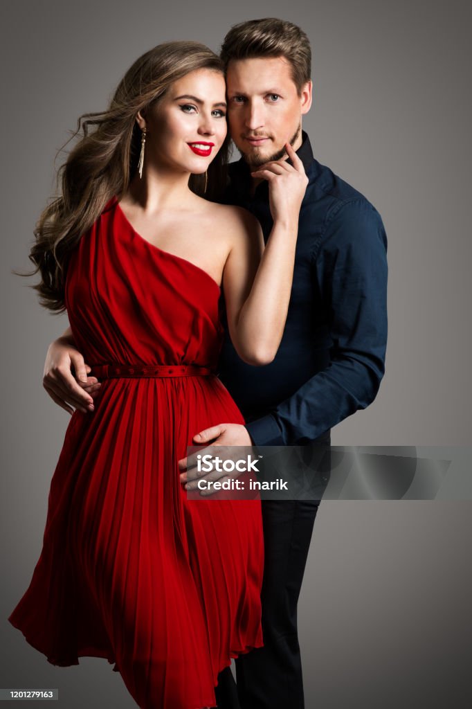 Pareja Moda Belleza Hermosa Mujer En Vestido Rojo Y Hombre Elegante Foto de  stock y más banco de imágenes de Parejas - iStock