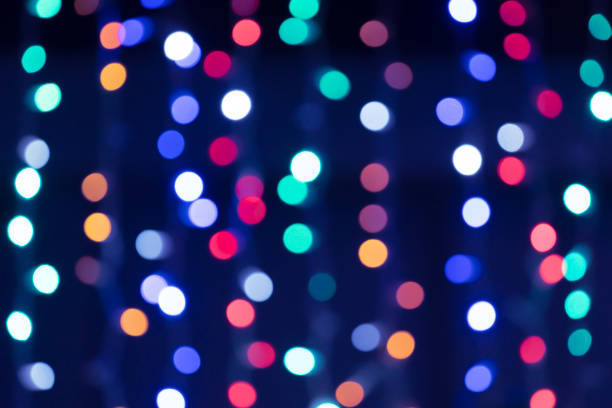abstrakter weihnachtshintergrund mit blur bokeh-effekt - spectrum lighting equipment glamour defocused stock-fotos und bilder