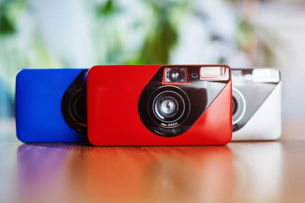 caméras de film 35mm de cru s'analogique colorée dans l'arrangement - version 3 flash photos et images de collection