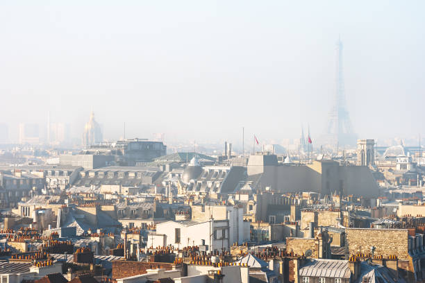 smog über paris - smog city pollution town stock-fotos und bilder