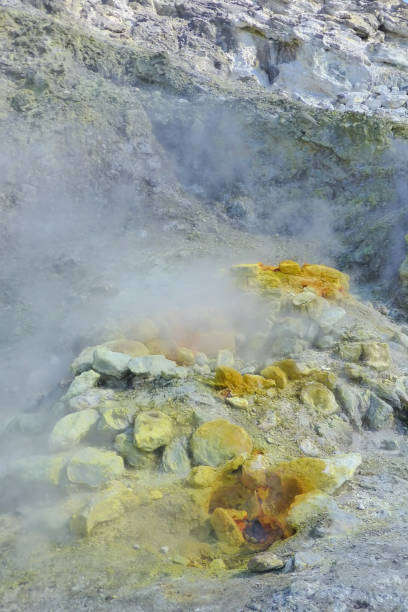 fumarole dans le cratère de solfatara dans les champs phlégraens en italie - sulphur landscape fumarole heat photos et images de collection