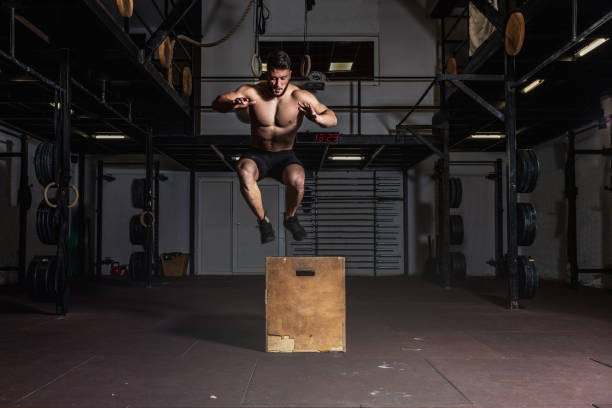 młody shirtless spocony pasuje muskularny człowiek z dużymi mięśniami robi pole skok hardcore cross trening treningu w siłowni - shirtless energy action effort zdjęcia i obrazy z banku zdjęć