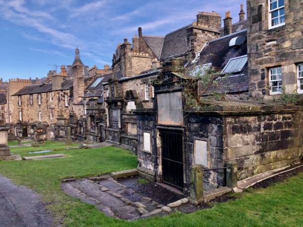 мемориалы в грейфрайарс кирк, эдинбург, шотландия - greyfriars church стоковые фото и изображения