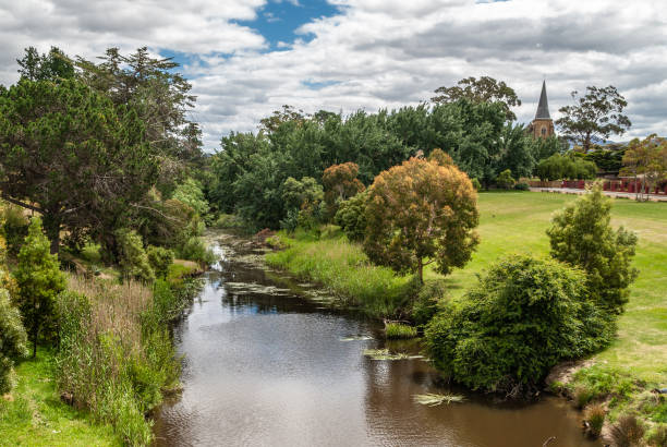 угольная река и церковь сент-джонс шпиль, ричмонд, тасмания, австралия. - saint johns river стоковые фото и изображения