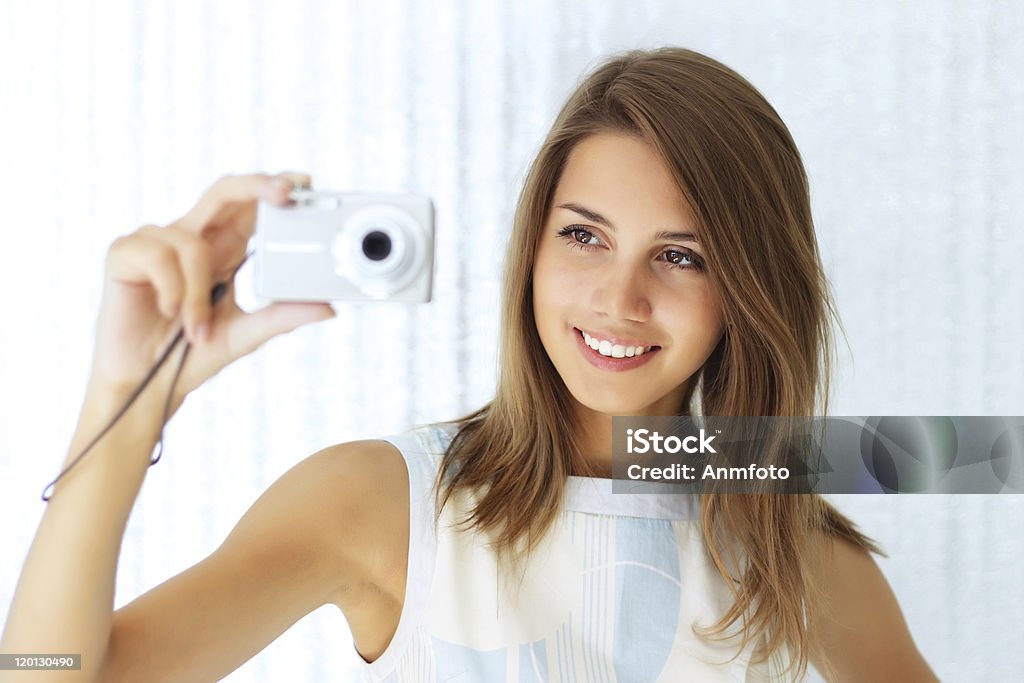 Ragazza con la macchina fotografica compatta - Foto stock royalty-free di Fotocamera compatta