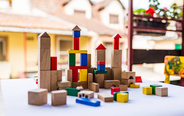 colorido castillo hecho por bloques de construcción - outdoor toy fotografías e imágenes de stock