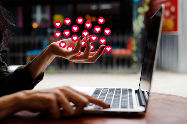 心臓の形を持つ女性 - enter key computer keyboard red computer ストックフォトと画像