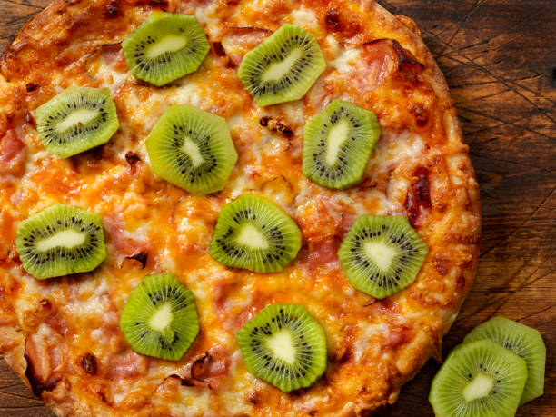 pizza de jamón y kiwi - kiwi vegetable cross section fruit fotografías e imágenes de stock