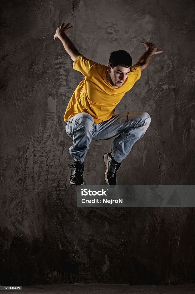 若い男ジャンプアゲインストグランジの壁 - Tシャツのロイヤリティフリーストックフォト