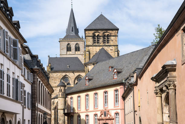 vista lateral de la catedral de san pedro en tréveris, alemania - trierer dom fotografías e imágenes de stock