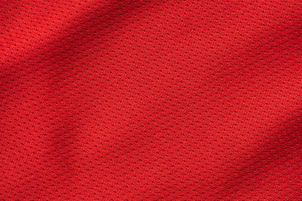 fermeture de la texture rouge de maillot de football de tissu de sport de sport - jersey en matière textile photos et images de collection