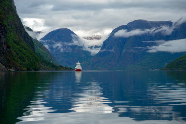 сценические и спокойные пейзажи фьордов во флам норвегии - fishing village idyllic red cottage стоковые фото и изображения
