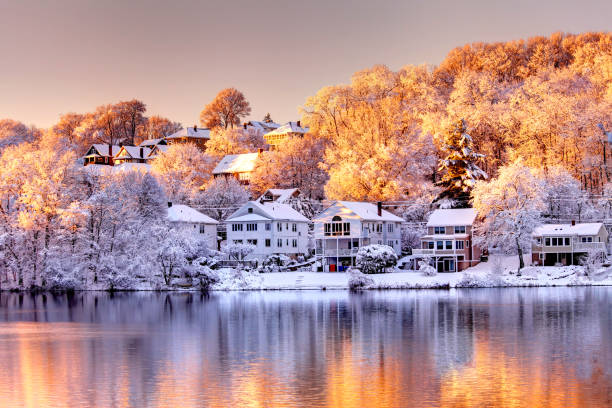 зима в районе брайтон в бостоне - boston winter snow massachusetts стоковые фото и изображения