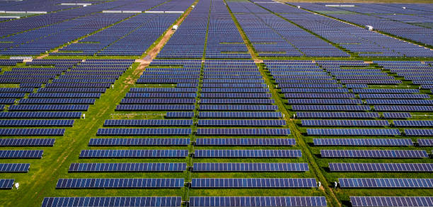 solar power generation above rows and rows of solar panels - town imagens e fotografias de stock