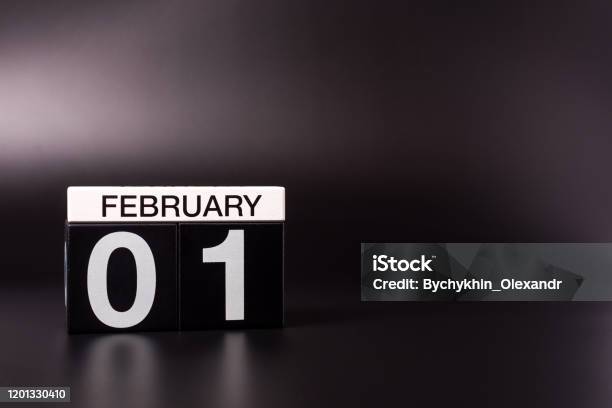 2 월 1 일 2 월 1 일 검은 색 배경에 달력 겨울 시간입니다 윤년 1에 대한 스톡 사진 및 기타 이미지 - 1, 12월 ...