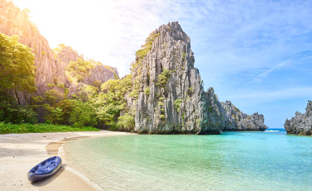 tropical paradise "hidden beach" à el nido, palawan, philippines. - palawan photos et images de collection