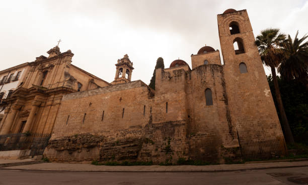 iglesia de san juan de los ermitasos en italiano llamada san giovanni degli eremiti, en palermo - san giovanni degli eremiti fotografías e imágenes de stock