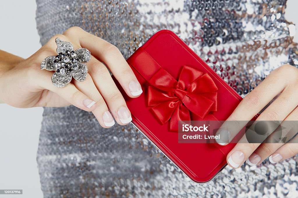赤いギフトボックスにサテンのリボン - 宝石 ダ�イヤモンドのロイヤリティフリーストックフォト