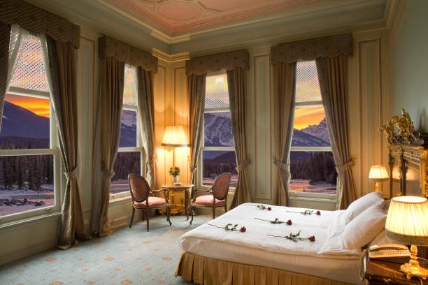 chambre d'hôtel avec vue panoramique sur les montagnes - hotel room bedding domestic room hotel suite photos et images de collection