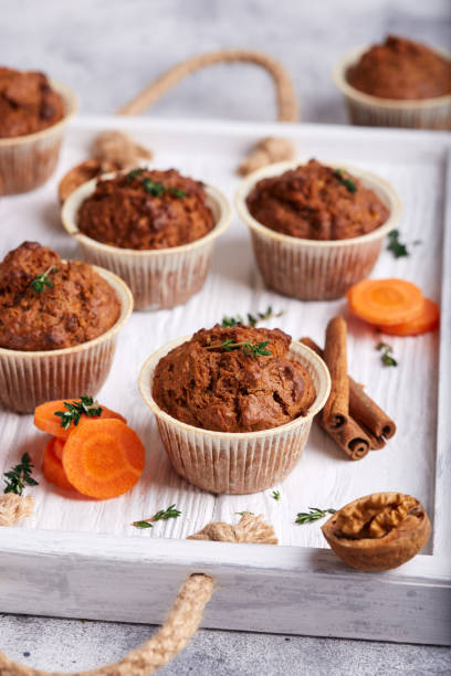 muffins med morot, valnötter och kanel - cafe buns eating bildbanksfoton och bilder