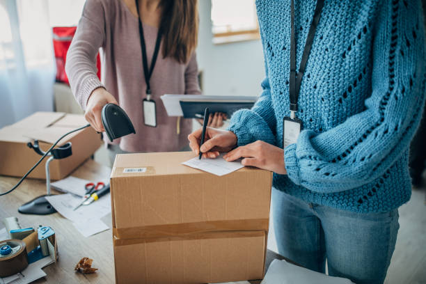 mulher usando leitor de código de barras para organizar pedidos de clientes para entrega de envio - bar code reader bar code checklist box - fotografias e filmes do acervo