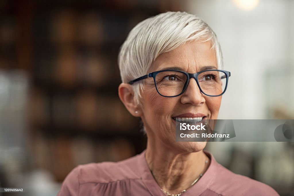 Seniorin lächelnd mit Brille - Lizenzfrei Frauen Stock-Foto