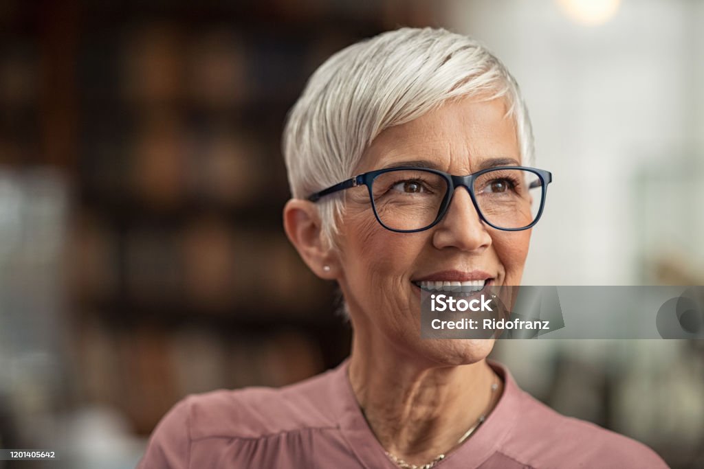 Wanita senior tersenyum dengan kacamata - Bebas Royalti Perempuan dewasa - Perempuan Foto Stok