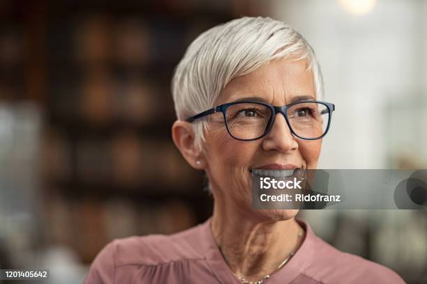 Wanita Senior Tersenyum Dengan Kacamata Foto Stok - Unduh Gambar Sekarang - Perempuan dewasa - Perempuan, Kacamata, Dewasa senior - Dewasa