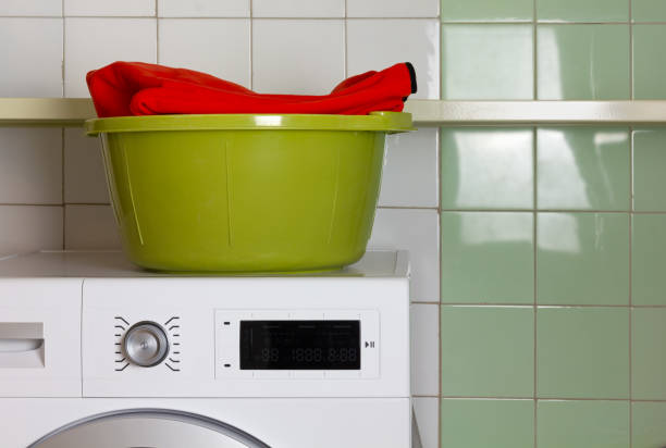 green wash bowl avec un sweat-shirt rouge à l'intérieur dans la blanchisserie - wash bowl photos et images de collection
