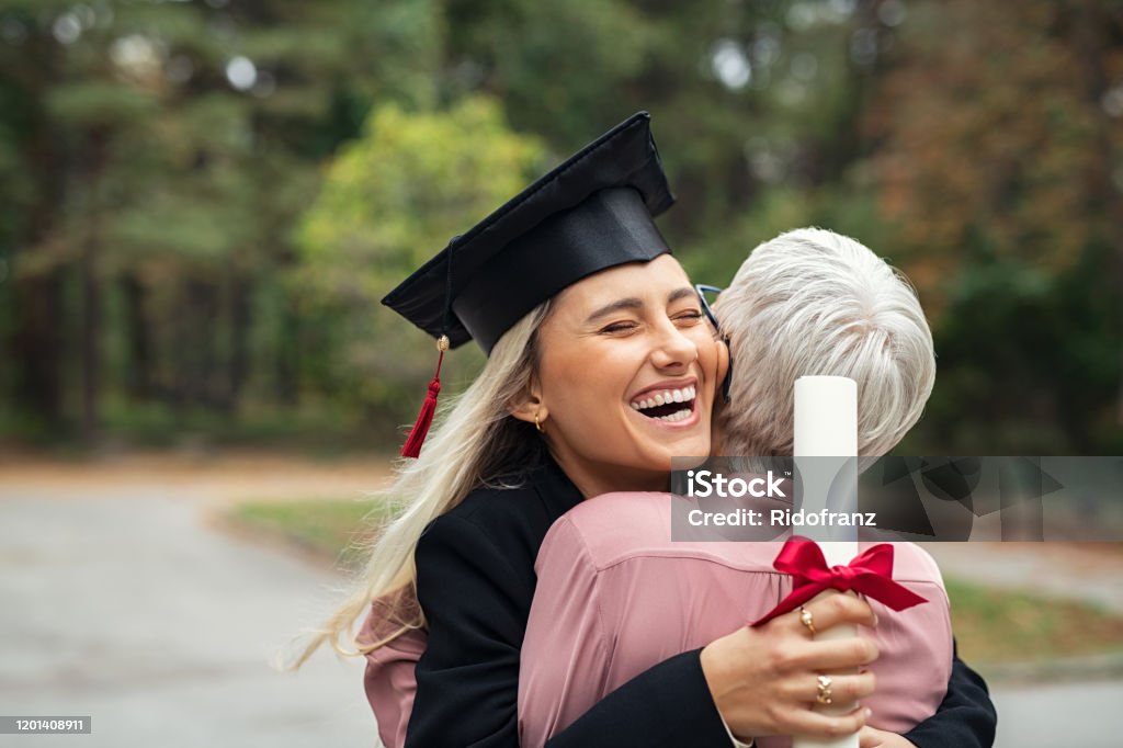 Absolvent Mädchen umarmen Mutter - Lizenzfrei Akademischer Abschluss Stock-Foto