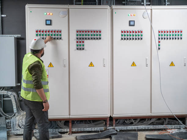 ingeniero eléctrico está trabajando - boiler power station fuel and power generation gas boiler fotografías e imágenes de stock