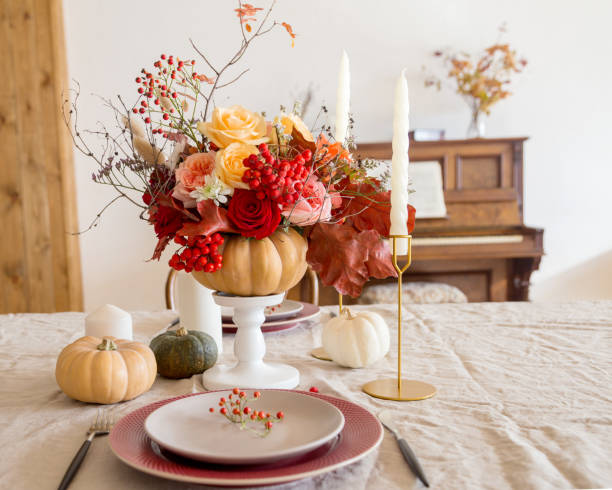 ajuste de mesa con platos vacíos y vajilla - autumn table setting flower fotografías e imágenes de stock