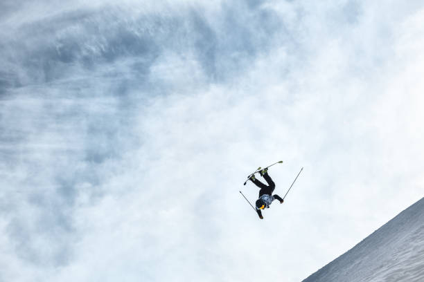 skier haciendo un salto backflip en la estación de esquí de los alpes, alpe di mera, piamonte, italia - big air fotografías e imágenes de stock