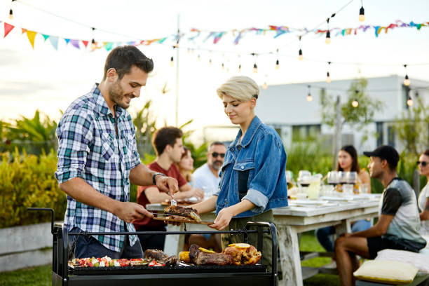 mężczyzna podawał mięso przygotowane na grillu podczas asado - barbecue spotkanie towarzyskie zdjęcia i obrazy z banku zdjęć