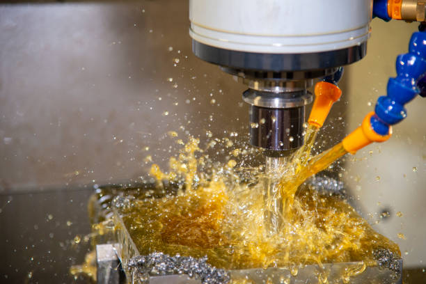 la fresadora cnc corta en bruto las piezas de molde y troquel con refrigerante de aceite. - fluido de corte fotografías e imágenes de stock