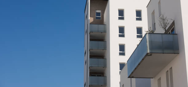 moderno balcone in cemento s in un ritaglio sul cielo blu - high rise apartments foto e immagini stock