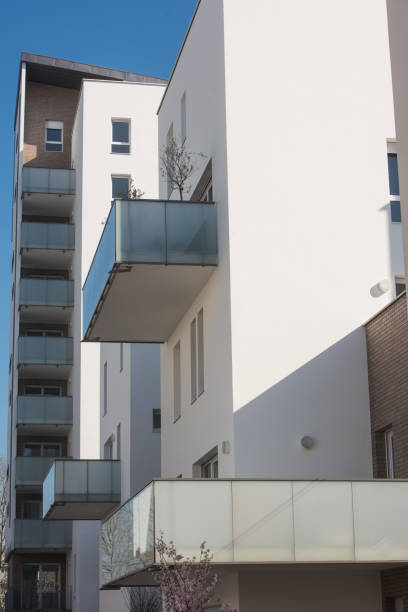 moderno balcone in cemento s in un ritaglio sul cielo blu - high rise apartments foto e immagini stock