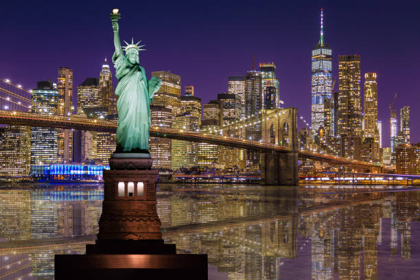 자유의 여신상, 브루클린 다리와 맨해튼 금융 지구와 세계 무역 센터와 뉴욕 시 스카이 라인, 일몰에 이스트 강에 반영. - new york city night brooklyn bridge skyline 뉴스 사진 이미지