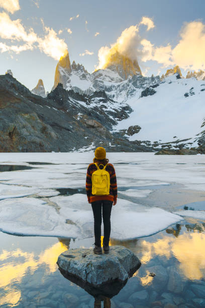 женщина, стоящая и смотрящ на гору фитц рой в патагонии - patagonian andes стоковые фото и изображения