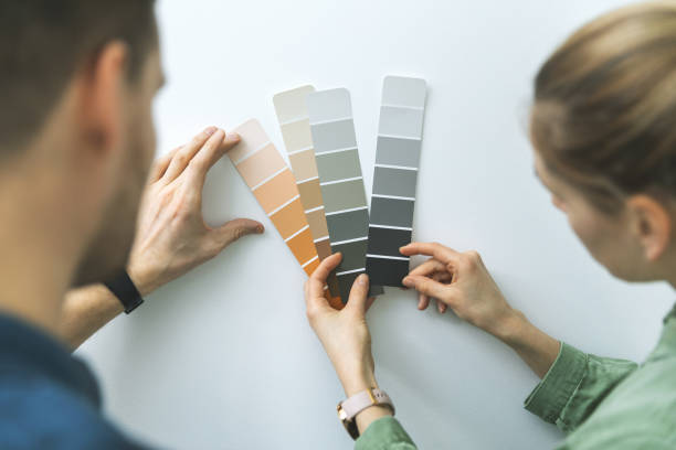 새로운 홈 인테리어 디자인 샘플에서 페인트 색상을 선택하는 젊은 부부 - couple home improvement domestic life apartment 뉴스 사진 이미지