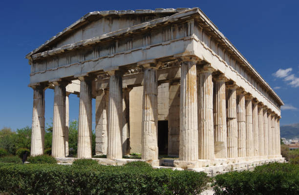 weite ansicht des tempels von hephaestus antiken griechenland - frontgiebel stock-fotos und bilder