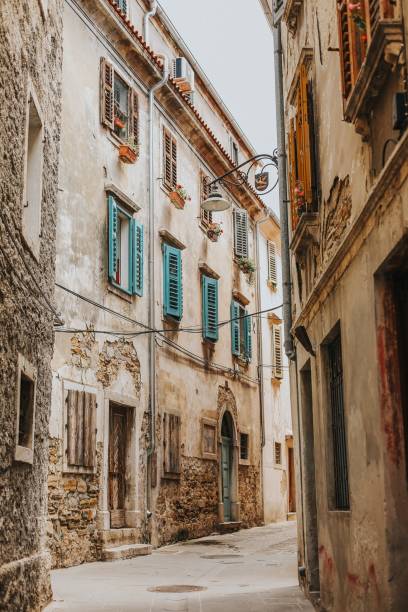 Narrow old street of Izola town, Slovenia The picture shows the narrow streets of the old city part that was built on the foundations of the Roman Empire. koper slovenia stock pictures, royalty-free photos & images