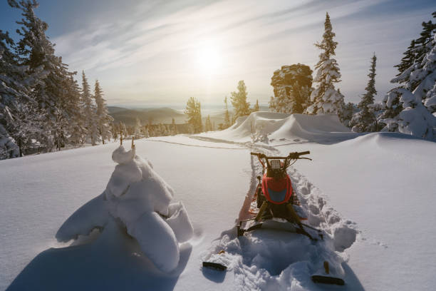 冬晴れた日、スノーモービルと雪に覆われたモミの木と美しい山の風景 - snowmobiling snow winter mountain ストックフォトと画像