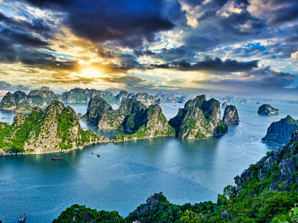 할론 베이의 ��아름다운 녹색 석회암 산맥 - vietnam halong bay bay photography 뉴스 사진 이미지