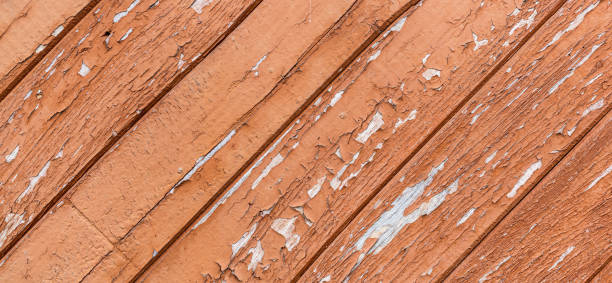 質樸的木材背景，質地極好，特寫。木板上的開裂油漆，傾斜角度，隨時間老化。超寬的自然背景，有磨損的痕跡，孔和接縫，橫幅 - coating outer layer 個照片及圖片檔