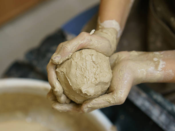 점토의 사진은 제작 작업을 준비하는 점토 공으로 손을 더럽혀. - shaping clay 뉴스 사진 이미지