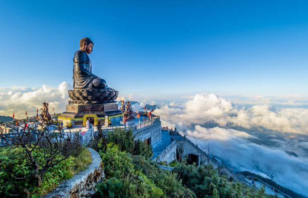 krajobraz z posągiem wielkiego buddy na szczycie góry fansipan - architecture asia blue buddha zdjęcia i obrazy z banku zdjęć