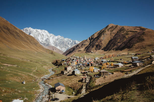 village ushguli panorama con vista a la montaña - valley georgia river mountain fotografías e imágenes de stock