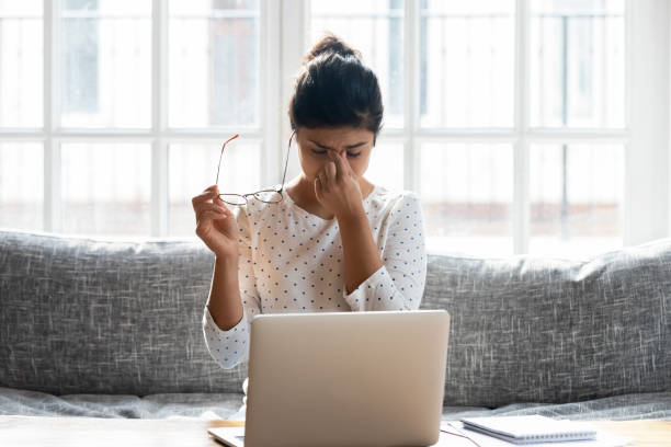 chica agotada masaje de ojos que sufre de visión borrosa - visual screen fotografías e imágenes de stock