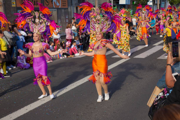 детский карнавальный парад 05 марта 2019 года в лас-пальмас-де-гран-канария, испания - children only child huddle sun стоковые фото и изображения